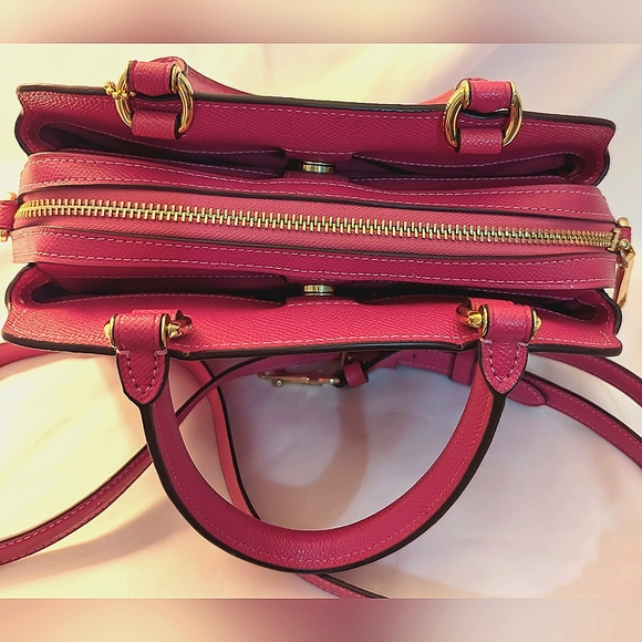 Beautiful Coach bag in fuschia with detachable shoulder strap. - Picture 5 of 9